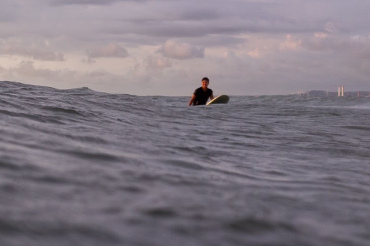 衝浪故事:松柏港北堤夕陽裡的海上